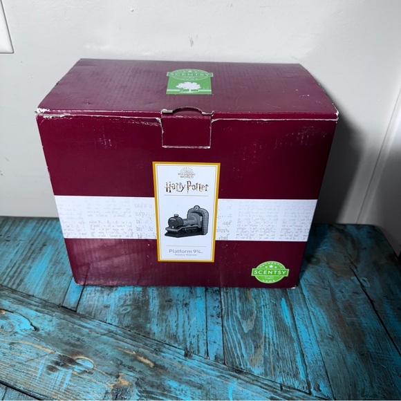 Harry Potter Platform 9 3/4 Scentsy Warmer Full Size Brand New Discontinued - Picture 5 of 16